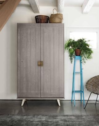 Abete massello declinato in tante colorazioni all'acqua per l'armadio a due ante a battente dogate della collezione Maestrale di Scandola Mobili. La forma lineare e i dettagli ricercati lo rendono un pezzo senza tempo; i piedini in una colorazione in contrasto sollevano e alleggeriscono la struttura. Misura L 145 x P 60 x H 206 cm. Prezzo a partire da 1.882 euro + IVA. www.scandolamobili.it Abete massello declinato in tante colorazioni all'acqua per l'armadio a due ante a battente dogate della collezione Maestrale di Scandola Mobili. La forma lineare e i dettagli ricercati lo rendono un pezzo senza tempo; i piedini in una colorazione in contrasto sollevano e alleggeriscono la struttura. Misura L 145 x P 60 x H 206 cm. Prezzo a partire da 1.882 euro + IVA. www.scandolamobili.it