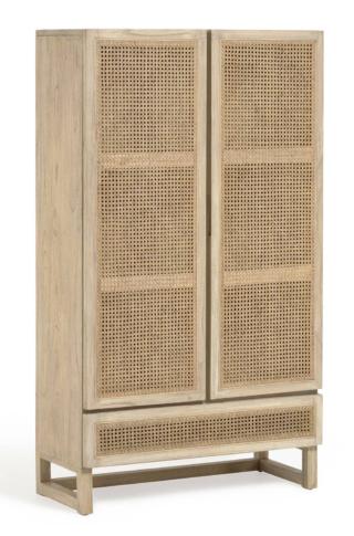 Rattan viennese intrecciato a mano per le ante a battente dell'armadio Rexit di Kave Home che ha la struttura in legno massello di mindi, con effetto invecchiato, proveniente da disboscamento responsabile e foreste sostenibili. Nella parte inferiore è presente un comodo cassetto; inoltre lo stile coloniale permette di inserirlo con facilità in ambienti diversi. Misura L 90 x P 38 x H 160 cm. Prezzo 752 euro. www.kavehome.com Rattan viennese intrecciato a mano per le ante a battente dell'armadio Rexit di Kave Home che ha la struttura in legno massello di mindi, con effetto invecchiato, proveniente da disboscamento responsabile e foreste sostenibili. Nella parte inferiore è presente un comodo cassetto; inoltre lo stile coloniale permette di inserirlo con facilità in ambienti diversi. Misura L 90 x P 38 x H 160 cm. Prezzo 752 euro. www.kavehome.com
