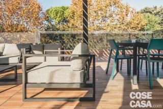 particolare del divano dentro la pergola particolare del divano dentro la pergola