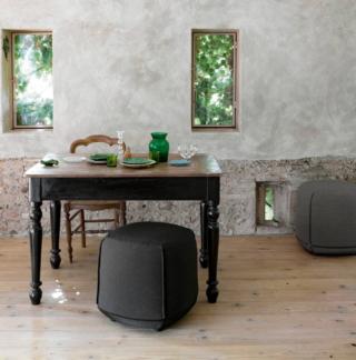 Può essere usato al posto della sedia, anche accostato ad un tavolo dal sapore retrò, il pouf Brioni di Kristalia che ha una forma compatta ed è riccamente imbottito. È rivestito in tessuto resistente agli agenti atmosferici che consente di usarlo anche all'esterno ed è dotato di piedini in acciaio verniciato nero. Misura Ø 40 x H 48 cm. Prezzo a partire da 787 euro. www.kristalia.it Può essere usato al posto della sedia, anche accostato ad un tavolo dal sapore retrò, il pouf Brioni di Kristalia che ha una forma compatta ed è riccamente imbottito. È rivestito in tessuto resistente agli agenti atmosferici che consente di usarlo anche all'esterno ed è dotato di piedini in acciaio verniciato nero. Misura Ø 40 x H 48 cm. Prezzo a partire da 787 euro. www.kristalia.it