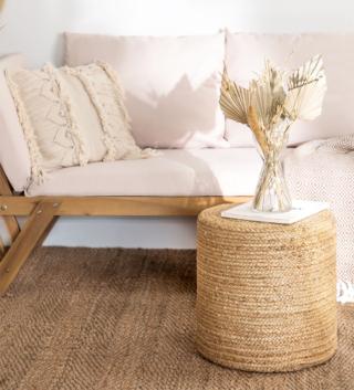 È completamente rivestito in juta naturale il pouf rotondo Fime di Sklum che è resistente e decorativo; può essere usato come tavolino tra i divani bianchi dove porta un tocco esotico. Misura Ø 40 x H 40,5 cm. Prezzo 64,95 euro. www.sklum.com È completamente rivestito in juta naturale il pouf rotondo Fime di Sklum che è resistente e decorativo; può essere usato come tavolino tra i divani bianchi dove porta un tocco esotico. Misura Ø 40 x H 40,5 cm. Prezzo 64,95 euro. www.sklum.com