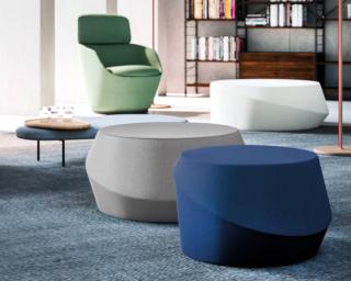 Hanno una forma circolare i pouf imbottiti Giro di Casamania by Horm che possono essere scelti fra tre misure e fra le varianti con piedini o con ruote; sono rivestiti in tessuto colorato o in pelle. Misurano Ø 70 x H 43 cm, Ø 88 x H 43 cm e Ø 114 x H 39 cm. Prezzo a partire da 796,70 euro. www.casamania.it Hanno una forma circolare i pouf imbottiti Giro di Casamania by Horm che possono essere scelti fra tre misure e fra le varianti con piedini o con ruote; sono rivestiti in tessuto colorato o in pelle. Misurano Ø 70 x H 43 cm, Ø 88 x H 43 cm e Ø 114 x H 39 cm. Prezzo a partire da 796,70 euro. www.casamania.it