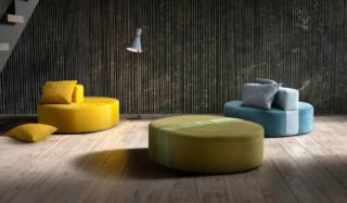 Un'insolita forma ovale per il grande pouf Ischia di Dondi Salotti che, grazie alle dimensioni generose, può essere usato come isola relax; inoltre, è disponibile uno schienale, intero o parziale, per aumentarne il comfort. Misura L 110 x P 130 x H 66 cm. Prezzo 998 euro. www.dondisalotti.com Un'insolita forma ovale per il grande pouf Ischia di Dondi Salotti che, grazie alle dimensioni generose, può essere usato come isola relax; inoltre, è disponibile uno schienale, intero o parziale, per aumentarne il comfort. Misura L 110 x P 130 x H 66 cm. Prezzo 998 euro. www.dondisalotti.com