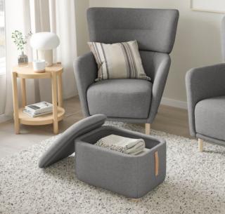 Il pouf/poggiapiedi Oskarshamn di Ikea Italia  ha anche la funzione di contenitore e permette di sfruttare la meglio lo spazio. Il design pulito e la linea arrotondata mettono in evidenza il rivestimento in tessuto poliestere grigio chiaro; sono presenti una maniglia in pelle e quattro gambe in faggio massiccio. Misura L 57 x P 40 x H 42 cm. Prezzo 149 euro. www.ikea.com Il pouf/poggiapiedi Oskarshamn di Ikea Italia  ha anche la funzione di contenitore e permette di sfruttare la meglio lo spazio. Il design pulito e la linea arrotondata mettono in evidenza il rivestimento in tessuto poliestere grigio chiaro; sono presenti una maniglia in pelle e quattro gambe in faggio massiccio. Misura L 57 x P 40 x H 42 cm. Prezzo 149 euro. www.ikea.com