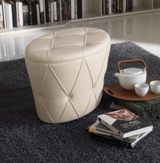 Una trapuntatura capitonné impreziosisce tutto il rivestimento in pelle del pouf Pinko di Cattelan Italia che ha un'originale forma ovale. Misura L 61 x P 42 x H 43 cm. Prezzo su richiesta. www.cattelanitalia.com Una trapuntatura capitonné impreziosisce tutto il rivestimento in pelle del pouf Pinko di Cattelan Italia che ha un'originale forma ovale. Misura L 61 x P 42 x H 43 cm. Prezzo su richiesta. www.cattelanitalia.com