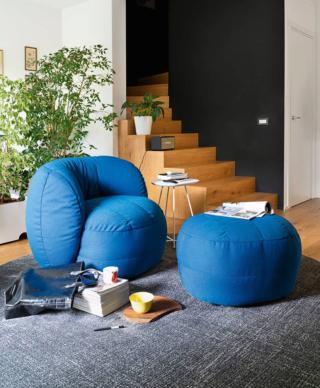 Ha un aspetto soffice il nuovo pouf Reef di Connubia che può essere utilizzato insieme alla poltrona coordinata o da solo; è ecologico e sostenibile. L'imbottitura è composta da poliuretano espanso ricicllato derivato dall'agglomerazione di rifiuti ingombranti e da scarti di produzioni delle filiere dell'arredamento e dell'industria tessile, è rivestito in tessuto creato con plastica riciclata post-consumo da detriti recuperati dal mare. Misura L 70 x P 60 x H 43 cm. Prezzo 600 euro. www.connubia.com Ha un aspetto soffice il nuovo pouf Reef di Connubia che può essere utilizzato insieme alla poltrona coordinata o da solo; è ecologico e sostenibile. L'imbottitura è composta da poliuretano espanso ricicllato derivato dall'agglomerazione di rifiuti ingombranti e da scarti di produzioni delle filiere dell'arredamento e dell'industria tessile, è rivestito in tessuto creato con plastica riciclata post-consumo da detriti recuperati dal mare. Misura L 70 x P 60 x H 43 cm. Prezzo 600 euro. www.connubia.com