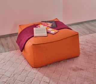 Grande e accogliente il pouf Relax di Moretti Compact che può essere usato come seduta informale da usare per rilassarsi, ascoltare musica o leggere. È rivestito in tessuto per arredamento 100% polipropilene in una calda tonalità di arancione. Misura L 85 x P 85 x H 40 cm. Prezzo 332 euro. www.moretticompact.it Grande e accogliente il pouf Relax di Moretti Compact che può essere usato come seduta informale da usare per rilassarsi, ascoltare musica o leggere. È rivestito in tessuto per arredamento 100% polipropilene in una calda tonalità di arancione. Misura L 85 x P 85 x H 40 cm. Prezzo 332 euro. www.moretticompact.it