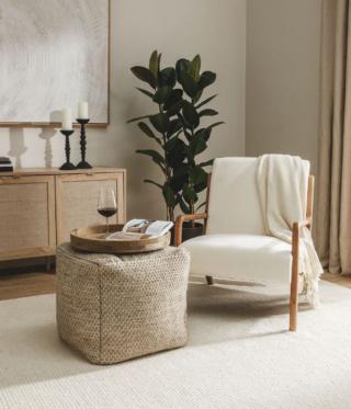 Può essere usato al posto del tavolino il pouf quadrato Rocco di Benuta: basta utilizzare un vassoio, magari in legno, che mette in risalto il rivestimento con un aspetto piacevolmente materico. È ricoperto in tessuto misto lana e cotone e riempito in 100% polistirolo. Misura L 45 x P 45 x H 45 cm. Prezzo 159,95 euro. www.benuta.it Può essere usato al posto del tavolino il pouf quadrato Rocco di Benuta: basta utilizzare un vassoio, magari in legno, che mette in risalto il rivestimento con un aspetto piacevolmente materico. È ricoperto in tessuto misto lana e cotone e riempito in 100% polistirolo. Misura L 45 x P 45 x H 45 cm. Prezzo 159,95 euro. www.benuta.it