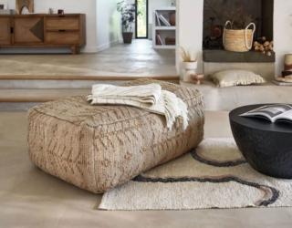 Un rivestimento in iuta beige per il grande pouf Tendaji di Maisons du Monde che permette di dare vita ad un salotto a terra semplicemente aggiungendo un tavolino basso e dei cuscini. Misura L 95 x P 66 x H 42 cm. Prezzo 199 euro. www.maisonsdumonde.com Un rivestimento in iuta beige per il grande pouf Tendaji di Maisons du Monde che permette di dare vita ad un salotto a terra semplicemente aggiungendo un tavolino basso e dei cuscini. Misura L 95 x P 66 x H 42 cm. Prezzo 199 euro. www.maisonsdumonde.com
