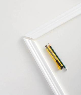 Sempre con il cutter, recidere le estremità dei profili a 45 gradi per comporre gli spigoli della cornice. Per realizzare un taglio netto e preciso in modo che le parti combacino perfettamente, sul retro del listello (che è liscio), tracciare una linea di riferimento. Sempre con il cutter, recidere le estremità dei profili a 45 gradi per comporre gli spigoli della cornice. Per realizzare un taglio netto e preciso in modo che le parti combacino perfettamente, sul retro del listello (che è liscio), tracciare una linea di riferimento.