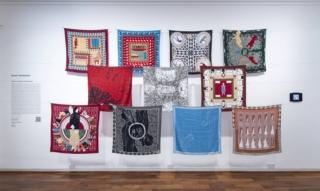 AMNA YANDARBIN Qatar, Yolkkh disegni stampati su undici foulard, illustrano la storia personale della sua famiglia AMNA YANDARBIN Qatar, Yolkkh disegni stampati su undici foulard, illustrano la storia personale della sua famiglia