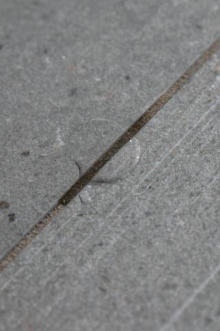 La fuga non è trattata e l'acqua viene assorbita.
A lungo andare questo effetto causa problemi
di infiltrazione, crescita
di muffe e disgregazione della fuga.