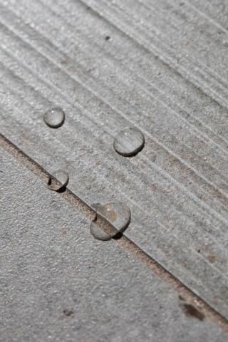 Una superficie trattata con FUGAPROOF
dove è visibile come il prodotto impedisca all'acqua di filtrare nella fuga.