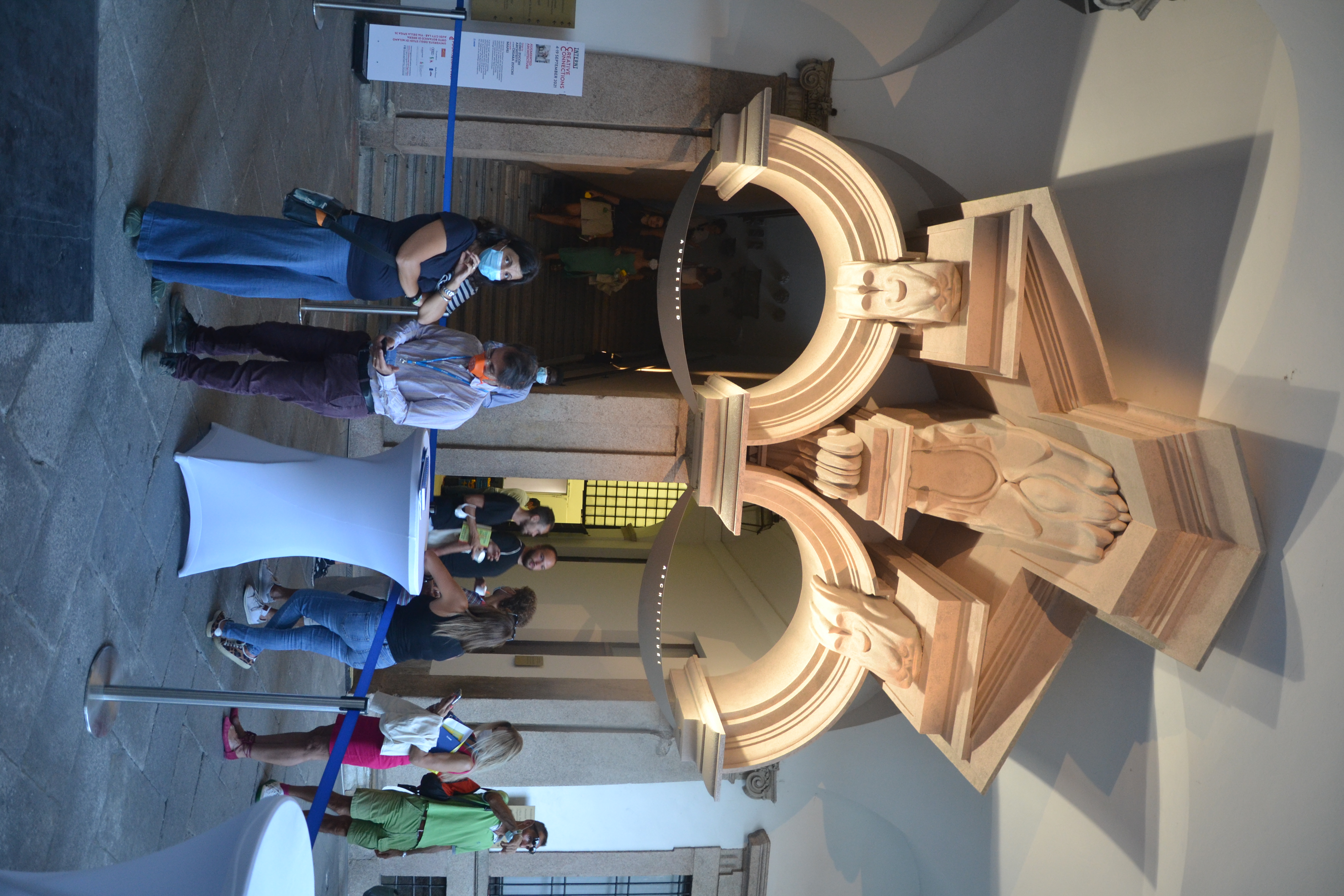 il portico Nord sopra lo scalone d'Onore del Cortile del Richini mascherato per l'installazione di Interni Creative Connections il portico Nord sopra lo scalone d'Onore del Cortile del Richini mascherato per l'installazione di Interni Creative Connections