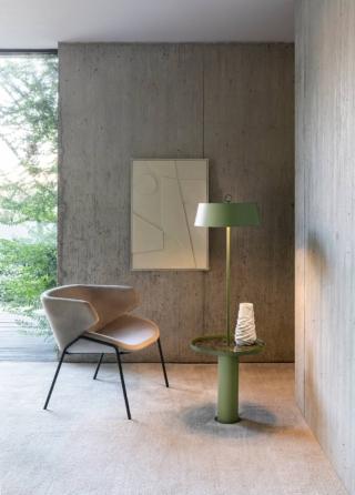 Al contempo lampada e piano di appoggio: Totò di Riflessi è una piantana dal design originale con un pratico vassoio integrato. Progettata per essere accostata a poltroncine o sedie in angoli lettura o salotti, è disponibile in un range di colori vivaci a cui è possibile abbinare anche un top in ceramica con finiture di ispirazione minerale, che spaziano dal bianco statuario al calacatta oro, dal noir desir al sodalite blu fino al verde borgogna. Misura ø 45 x H 140 cm. Prezzo 1.086 euro. www.riflessi.it Al contempo lampada e piano di appoggio: Totò di Riflessi è una piantana dal design originale con un pratico vassoio integrato. Progettata per essere accostata a poltroncine o sedie in angoli lettura o salotti, è disponibile in un range di colori vivaci a cui è possibile abbinare anche un top in ceramica con finiture di ispirazione minerale, che spaziano dal bianco statuario al calacatta oro, dal noir desir al sodalite blu fino al verde borgogna. Misura ø 45 x H 140 cm. Prezzo 1.086 euro. www.riflessi.it