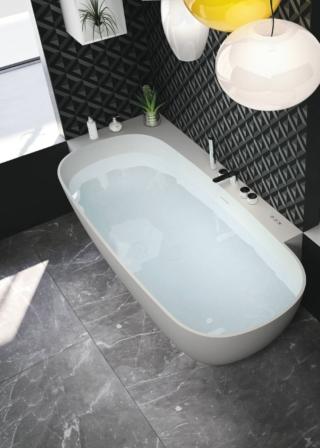 Calle ovale di Hafro è caratterizzata da un bacino confortevole e un bordo su due lati dove si può inserire anche la rubinetteria e i comandi dell’idromassaggio, se presente, con 12 getti airpool che liberano microbolle d’aria e cromoterapia. È realizzata in Teknotek, materiale soft touch costituito da minerali naturali e polimerici acrilici, piacevole al tatto e può essere ad angolo, parete, nicchia o freestanding. Misura da L 155 x P 73 x H 52 cm. Prezzo da rivenditore. https://gruppogeromin.com/it Calle ovale di Hafro è caratterizzata da un bacino confortevole e un bordo su due lati dove si può inserire anche la rubinetteria e i comandi dell’idromassaggio, se presente, con 12 getti airpool che liberano microbolle d’aria e cromoterapia. È realizzata in Teknotek, materiale soft touch costituito da minerali naturali e polimerici acrilici, piacevole al tatto e può essere ad angolo, parete, nicchia o freestanding. Misura da L 155 x P 73 x H 52 cm. Prezzo da rivenditore. https://gruppogeromin.com/it