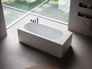 Forma esterna squadrata per Reef di Glass 1989, realizzata in HardLite bianco opaco, anche nei pannelli agganciati con magneti; materiale composto da una miscela di resine acriliche e sostanze minerali con superficie setosa al tatto. Larghi i bordi a circondare il bacino dotato di idromassaggio invisibile con 8 bocchette, illuminazione e cromoterapia, da regolare con il comando touch retroilluminato. Misura L 180 x P 80 x H 54 cm. Prezzo 4.760 euro + Iva. www.glass1989.it Forma esterna squadrata per Reef di Glass 1989, realizzata in HardLite bianco opaco, anche nei pannelli agganciati con magneti; materiale composto da una miscela di resine acriliche e sostanze minerali con superficie setosa al tatto. Larghi i bordi a circondare il bacino dotato di idromassaggio invisibile con 8 bocchette, illuminazione e cromoterapia, da regolare con il comando touch retroilluminato. Misura L 180 x P 80 x H 54 cm. Prezzo 4.760 euro + Iva. www.glass1989.it