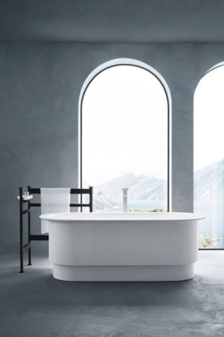 La vasca freestanding Roman di Arbi Arredobagno è tutta circondata da un bordo largo 10 cm. La forma è ovale ed è realizzata in Tekno Deimos, materiale solid surface costituito da una base minerale naturale combinata con resina acrilica e poliestere, dalla superficie piacevole al tatto e ripristinabile. Misura L 170 x P 75 x H 50,5 cm. Prezzo 4.197 euro. www.arbiarredobagno.it La vasca freestanding Roman di Arbi Arredobagno è tutta circondata da un bordo largo 10 cm. La forma è ovale ed è realizzata in Tekno Deimos, materiale solid surface costituito da una base minerale naturale combinata con resina acrilica e poliestere, dalla superficie piacevole al tatto e ripristinabile. Misura L 170 x P 75 x H 50,5 cm. Prezzo 4.197 euro. www.arbiarredobagno.it