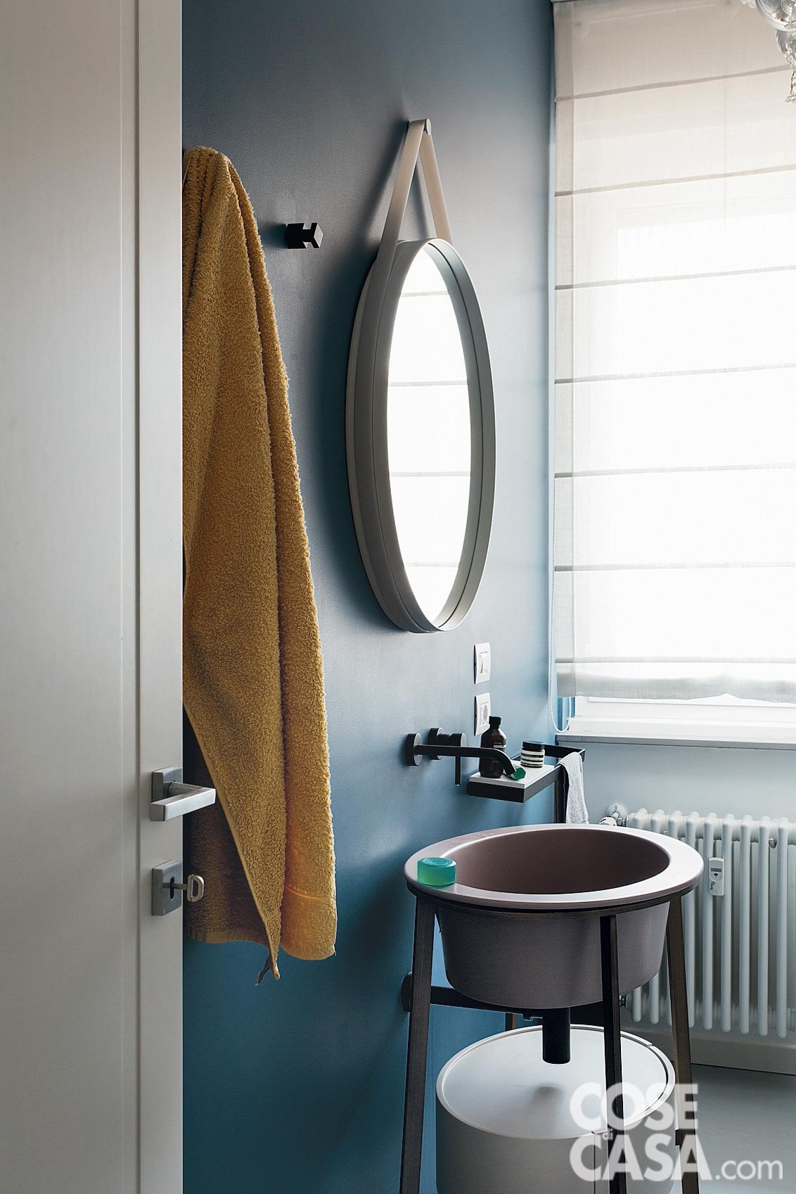 Nel bagno degli ospiti, accessibile dal disimpegno, la parete è impermeabilizzata da un trattamento in resina opaca di colore blu; in resina anche il rivestimento a terra. Il lavabo freestanding fa parte della serie I Catini di Ceramica Cielo; la rubinetteria a parete è della collezione Nostromo di Fantini. Specchio tondo modello Strap di Hay. I prodotti appoggiati sulla mensola sono di Aesop. Nel bagno degli ospiti, accessibile dal disimpegno, la parete è impermeabilizzata da un trattamento in resina opaca di colore blu; in resina anche il rivestimento a terra. Il lavabo freestanding fa parte della serie I Catini di Ceramica Cielo; la rubinetteria a parete è della collezione Nostromo di Fantini. Specchio tondo modello Strap di Hay. I prodotti appoggiati sulla mensola sono di Aesop.