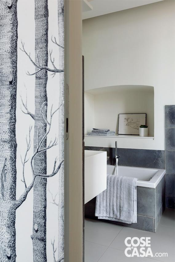 I rivestimenti a pavimento sono in gres porcellanato, coll. I Pennelli di 14Oraitaliana. Quelli a parete e bordo vasca sono in lastre di cemento grezzo rifinito a cera. La vasca è il modello Starck di Duravit. Gli asciugamani sono di Mirabello Carrara. I rivestimenti a pavimento sono in gres porcellanato, coll. I Pennelli di 14Oraitaliana. Quelli a parete e bordo vasca sono in lastre di cemento grezzo rifinito a cera. La vasca è il modello Starck di Duravit. Gli asciugamani sono di Mirabello Carrara.