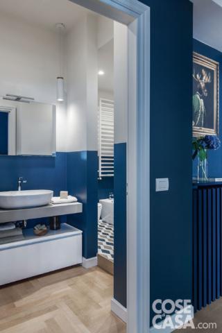 Le cementine a pavimento, in composizione a tre colori, sono di Couleures et Matièries, Nel bagno degli ospiti, le piastrelle rettangolari posate in verticale all'interno del box doccia (Kubo di Ideal Standard) sono di Ceramica Vogue. I sanitari sono il modello Me di Duravit, design Philippe Starck. Lo scaldasalviette è il modello Quaro di Zenhnder. Le cementine a pavimento, in composizione a tre colori, sono di Couleures et Matièries, Nel bagno degli ospiti, le piastrelle rettangolari posate in verticale all'interno del box doccia (Kubo di Ideal Standard) sono di Ceramica Vogue. I sanitari sono il modello Me di Duravit, design Philippe Starck. Lo scaldasalviette è il modello Quaro di Zenhnder.