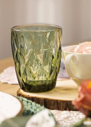 Raffinate sfumature di verde salvia trasparente per il bicchiere da acqua in vetro (articolo 55613390) di Euronova Italia che ha la superficie impreziosita da una lavorazione in rilievo. Misura Ø 7,5 x H 10 cm. Prezzo 5,99 euro. www.euronova-italia.it Raffinate sfumature di verde salvia trasparente per il bicchiere da acqua in vetro (articolo 55613390) di Euronova Italia che ha la superficie impreziosita da una lavorazione in rilievo. Misura Ø 7,5 x H 10 cm. Prezzo 5,99 euro. www.euronova-italia.it