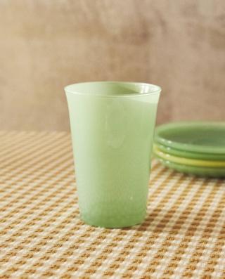 Ricorda un'antica giada cinese il bicchiere (rif. 7296/401) di Zara Home in una delicata tonalità verde pastello. Ha una linea semplice e essenziale, è realizzato in vetro. Misura Ø 7 x H 15 cm. Prezzo 3,99 euro. www.zarahome.com Ricorda un'antica giada cinese il bicchiere (rif. 7296/401) di Zara Home in una delicata tonalità verde pastello. Ha una linea semplice e essenziale, è realizzato in vetro. Misura Ø 7 x H 15 cm. Prezzo 3,99 euro. www.zarahome.com