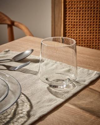 È adatto alla tavola di tutti i giorni, ma anche alle mise en place più ricercate il bicchiere Natali di Kave Home che è lavabile in lavastoviglie. È realizzato in vetro trasparente ed è impreziosito dalla presenza di piccole bolle incluse. Misura Ø 10 x H 12 cm. Prezzo 5 euro. www.kavehome.com È adatto alla tavola di tutti i giorni, ma anche alle mise en place più ricercate il bicchiere Natali di Kave Home che è lavabile in lavastoviglie. È realizzato in vetro trasparente ed è impreziosito dalla presenza di piccole bolle incluse. Misura Ø 10 x H 12 cm. Prezzo 5 euro. www.kavehome.com