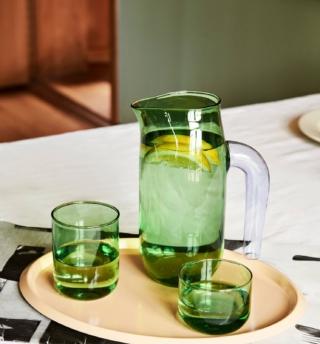 Sono disponibili in due formati i bicchieri da acqua Tint di Hay realizzati vetro borosilicato trasparente, leggermente colorato di verde mela. Misurano Ø 7,5 x H 5,5 cm e Ø 7 x H 8 cm. Prezzo da 25 euro (per il set da 2 pezzi). www.hay.dk Sono disponibili in due formati i bicchieri da acqua Tint di Hay realizzati vetro borosilicato trasparente, leggermente colorato di verde mela. Misurano Ø 7,5 x H 5,5 cm e Ø 7 x H 8 cm. Prezzo da 25 euro (per il set da 2 pezzi). www.hay.dk