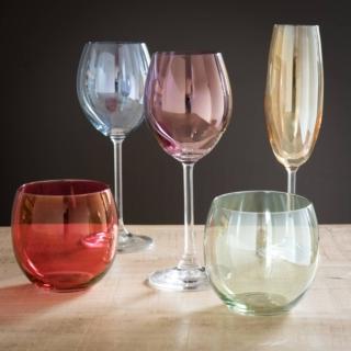 Fanno parte della Gamma Colorama di Maisons du monde i calici e i bicchieri caratterizzati da sfumature diverse. Sono realizzati in vetro colorato trasparente e sono disponibili nella versione da acqua e calici. Prezzo a partire da 25,99 euro (per il set da 6 pezzi). www.maisonsdumonde.com Fanno parte della Gamma Colorama di Maisons du monde i calici e i bicchieri caratterizzati da sfumature diverse. Sono realizzati in vetro colorato trasparente e sono disponibili nella versione da acqua e calici. Prezzo a partire da 25,99 euro (per il set da 6 pezzi). www.maisonsdumonde.com