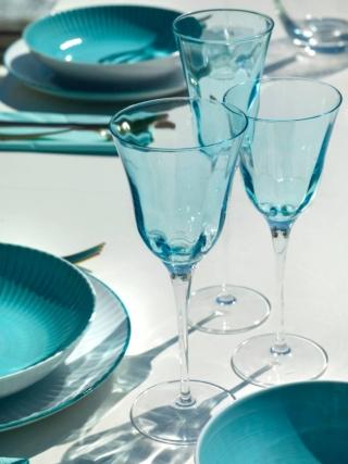Tre altezze per i calici Tuli Optic Blue della collezione Country Chic di Weissestal: sono realizzati in Italia in vetro ottico turchese. Lo stelo trasparente li rende originali e insoliti. Prezzo a partire da 15 euro cad. www.weissestal.it Tre altezze per i calici Tuli Optic Blue della collezione Country Chic di Weissestal: sono realizzati in Italia in vetro ottico turchese. Lo stelo trasparente li rende originali e insoliti. Prezzo a partire da 15 euro cad. www.weissestal.it