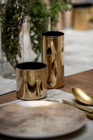 Fanno parte della collezione Glassware di SchoenhuberFranchi i bicchieri Lime Lux nella luminosa finitura oro, disponibili in formati diversi. Sono realizzati in vetro borosilicato, con finitura PVD atossica, che li rende resistenti e leggeri nello stesso tempo. La linea pulita mette in risalto le sfumature metalliche. Prezzo a partire da 10,50 euro cad. www.schoenhuberfranchi.it Fanno parte della collezione Glassware di SchoenhuberFranchi i bicchieri Lime Lux nella luminosa finitura oro, disponibili in formati diversi. Sono realizzati in vetro borosilicato, con finitura PVD atossica, che li rende resistenti e leggeri nello stesso tempo. La linea pulita mette in risalto le sfumature metalliche. Prezzo a partire da 10,50 euro cad. www.schoenhuberfranchi.it