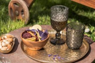 Un'insolita tonalità di grigio per i bicchieri e i calici in vetro, con una forma di ispirazione retrò, Pixel di Henriette. La superficie è riccamente decorata. Sono disponibili nella versione calice e acqua. Prezzo da 6,50 euro. www.henriette.sm