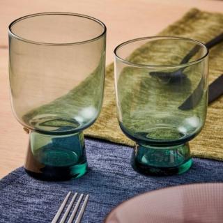 Una base cilindrica per i bicchieri Finesse Green di CASA, realizzati in vetro soffiato in una delicata tonalità di verde smeraldo trasparente. Sono disponibili in due formati. Misura Ø 9 x H 13,5 cm. Prezzo 3,95 euro. Misura Ø 9 x H 10,5 cm. Prezzo 3,50 euro. www.casashops.com Una base cilindrica per i bicchieri Finesse Green di CASA, realizzati in vetro soffiato in una delicata tonalità di verde smeraldo trasparente. Sono disponibili in due formati. Misura Ø 9 x H 13,5 cm. Prezzo 3,95 euro. Misura Ø 9 x H 10,5 cm. Prezzo 3,50 euro. www.casashops.com