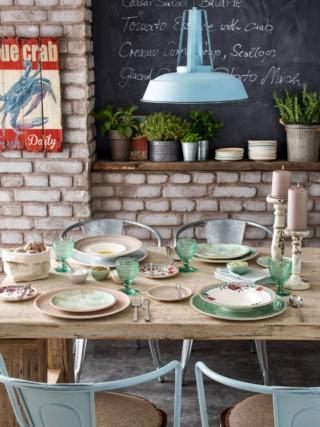 I calici da acqua Boston Coloured di Villeroy & Boch in robusto cristallo verde chiaro hanno una lavorazione che si ispira ai modelli del passato. Sono perfetti per servire dell'acqua minerale, una spremuta o delle bevande rinfrescanti. Misurano Ø 9,6 cm. Prezzo 16,90 euro cad. www.villeroyeboch.it I calici da acqua Boston Coloured di Villeroy & Boch in robusto cristallo verde chiaro hanno una lavorazione che si ispira ai modelli del passato. Sono perfetti per servire dell'acqua minerale, una spremuta o delle bevande rinfrescanti. Misurano Ø 9,6 cm. Prezzo 16,90 euro cad. www.villeroyeboch.it