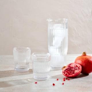 Sono realizzati in vetro soffiato trasparente i bicchieri Rible di CASA, caratterizzati da una superficie decorata da un raffinato motivo di righe verticali in rilievo. È disponibile anche la caraffa coordinata. Misurano Ø 8 x H 10 cm. Prezzo 3,95 euro cad.  www.casashops.com Sono realizzati in vetro soffiato trasparente i bicchieri Rible di CASA, caratterizzati da una superficie decorata da un raffinato motivo di righe verticali in rilievo. È disponibile anche la caraffa coordinata. Misurano Ø 8 x H 10 cm. Prezzo 3,95 euro cad.  www.casashops.com