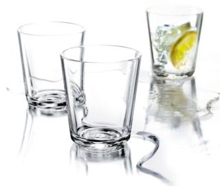 Solidi e compatti i bicchieri da acqua di Eva Solo in vendita su Made in design: sono realizzati in vetro trasparente, sono lavabili in lavastoviglie e possono essere usati per bevande fredde o calde, fino a 180°. Misurano Ø 8 x H 9 cm. Prezzo 24,95 euro (per il set da 6 pezzi). www.madeindesign.it Solidi e compatti i bicchieri da acqua di Eva Solo in vendita su Made in design: sono realizzati in vetro trasparente, sono lavabili in lavastoviglie e possono essere usati per bevande fredde o calde, fino a 180°. Misurano Ø 8 x H 9 cm. Prezzo 24,95 euro (per il set da 6 pezzi). www.madeindesign.it