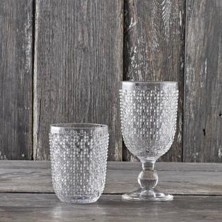 I bicchieri Pixel di Henriette hanno la superficie riccamente lavorata con un effetto a rilievo, di ispirazione retrò, sono disponibili nella versione da acqua e calice. Hanno un aspetto compatto e massiccio che li rende i protagonista della tavola. Prezzo a partire da 6,50 euro cad. www.henriette.sm I bicchieri Pixel di Henriette hanno la superficie riccamente lavorata con un effetto a rilievo, di ispirazione retrò, sono disponibili nella versione da acqua e calice. Hanno un aspetto compatto e massiccio che li rende i protagonista della tavola. Prezzo a partire da 6,50 euro cad. www.henriette.sm