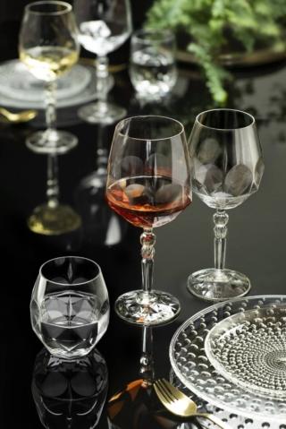 Fanno parte della Linea Alkemist di RCR Cristalleria Italia i raffinati calici da degustazione e i bicchieri da acqua in LUXION®, un cristallo ecologico e riciclabile al 100%, che consente di mantenere a lungo la temperatura originaria delle bevande. Sono brillanti ed estremamente trasparenti, inoltre sono lavabili in lavastoviglie. Prezzo a partire da 27,50 euro (per il set da 6 pezzi). www.rcrcrystal.com Fanno parte della Linea Alkemist di RCR Cristalleria Italia i raffinati calici da degustazione e i bicchieri da acqua in LUXION®, un cristallo ecologico e riciclabile al 100%, che consente di mantenere a lungo la temperatura originaria delle bevande. Sono brillanti ed estremamente trasparenti, inoltre sono lavabili in lavastoviglie. Prezzo a partire da 27,50 euro (per il set da 6 pezzi). www.rcrcrystal.com