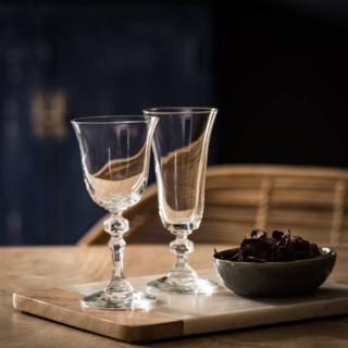 Una linea raffinata e pura con un ottimo rapporto qualità/prezzo per i calici da vino Margot di Maisons du monde: sono realizzati in vetro trasparente, hanno la coppa liscia e lo stelo lavorato. Misurano Ø 8 x H 17 cm. Prezzo 17,94 euro (per il set da 6 pezzi).  www.maisonsdumonde.com Una linea raffinata e pura con un ottimo rapporto qualità/prezzo per i calici da vino Margot di Maisons du monde: sono realizzati in vetro trasparente, hanno la coppa liscia e lo stelo lavorato. Misurano Ø 8 x H 17 cm. Prezzo 17,94 euro (per il set da 6 pezzi).  www.maisonsdumonde.com