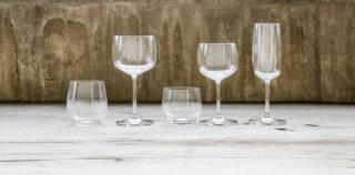 I bicchieri Reggia della collezione Glassware di SchoenhuberFranchi sono caratterizzati da linee semplici e pulite in grado di mettere in risalto la trasparenza del vetro liscio con cui sono realizzati. Sono disponibili in formati diversi per una mise en place completa. Prezzo a partire da 6 euro cad. www.schoenhuberfranchi.it I bicchieri Reggia della collezione Glassware di SchoenhuberFranchi sono caratterizzati da linee semplici e pulite in grado di mettere in risalto la trasparenza del vetro liscio con cui sono realizzati. Sono disponibili in formati diversi per una mise en place completa. Prezzo a partire da 6 euro cad. www.schoenhuberfranchi.it