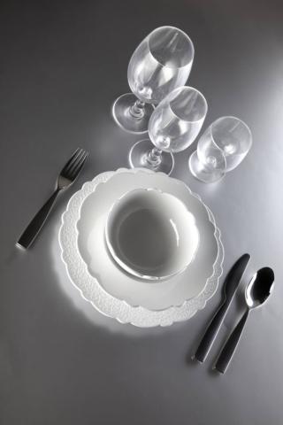 I bicchieri della collezione Dressed di Alessi hanno una linea classica, elegante, che li rende senza tempo e permette sia un uso quotidiano sia nelle apparecchiature più formali. Sono realizzati in vetro cristallino. Il calice per vini bianchi misura Ø 7,8 x H 19 cm. Il calice per spumanti e champagne misura  Ø 7,8 x H 23 cm.  Il bicchiere per acqua misura  Ø 7,8 x H 11 cm. Prezzo 27 euro cad. www.alessi.com I bicchieri della collezione Dressed di Alessi hanno una linea classica, elegante, che li rende senza tempo e permette sia un uso quotidiano sia nelle apparecchiature più formali. Sono realizzati in vetro cristallino. Il calice per vini bianchi misura Ø 7,8 x H 19 cm. Il calice per spumanti e champagne misura  Ø 7,8 x H 23 cm.  Il bicchiere per acqua misura  Ø 7,8 x H 11 cm. Prezzo 27 euro cad. www.alessi.com