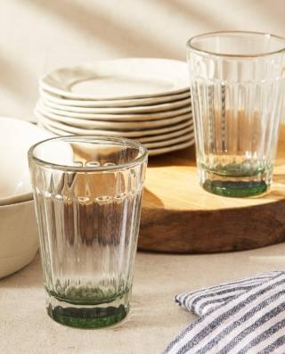 Stile country per il grande bicchiere (RIF. 2855/401) di Zara Home: è illuminato dalla base colorata nelle tonalità del verde e decorato da un motivo a rilievo. È realizzato in vetro ed è rivestito con resina epossidica. Misurano Ø 7,3 x H 10,6 cm. Prezzo 3,99 euro cad.  www.zarahome.com Stile country per il grande bicchiere (RIF. 2855/401) di Zara Home: è illuminato dalla base colorata nelle tonalità del verde e decorato da un motivo a rilievo. È realizzato in vetro ed è rivestito con resina epossidica. Misurano Ø 7,3 x H 10,6 cm. Prezzo 3,99 euro cad.  www.zarahome.com