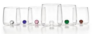 Una forma unica per i bicchieri Bilia di Zafferano Tableware, realizzati a mano in vetro borosilicato, leggero, trasparente e resistente agli sbalzi termici. Sul fondo è presente una biglia colorata, da scegliere fra sei varianti. Misurano Ø 8,8 x H 9 cm. Prezzo 10,74 euro cad.  www.zafferanoitalia.com Una forma unica per i bicchieri Bilia di Zafferano Tableware, realizzati a mano in vetro borosilicato, leggero, trasparente e resistente agli sbalzi termici. Sul fondo è presente una biglia colorata, da scegliere fra sei varianti. Misurano Ø 8,8 x H 9 cm. Prezzo 10,74 euro cad.  www.zafferanoitalia.com