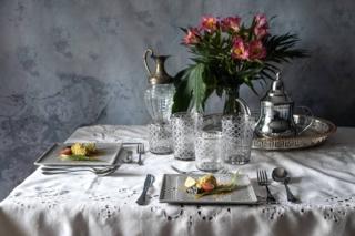 Fanno parte della linea Tile di Weissestal i bicchieri in vetro trasparente decorati da una serigrafia di colore bianco che ricorda le maioliche decorate tipiche del Marocco. Sono resistenti alle alte temperature e lavabili in lavastoviglie; inoltre sono disponibili in due versioni,  da acqua e da bibita. Prezzo a partire da 10,50 euro cad. www.weissestal.it Fanno parte della linea Tile di Weissestal i bicchieri in vetro trasparente decorati da una serigrafia di colore bianco che ricorda le maioliche decorate tipiche del Marocco. Sono resistenti alle alte temperature e lavabili in lavastoviglie; inoltre sono disponibili in due versioni,  da acqua e da bibita. Prezzo a partire da 10,50 euro cad. www.weissestal.it