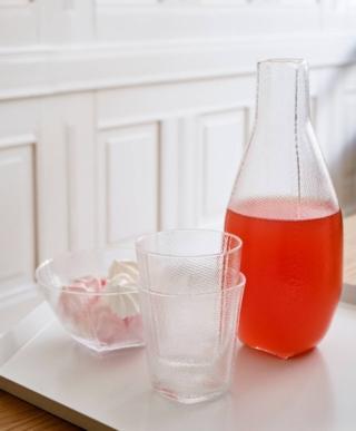 Vetro soffiato fuso trasparente per il bicchiere da acqua Tela di Hay che ha la superficie decorata da un raffinato motivo in rilievo. Sono leggeri e resistenti nello stesso tempo. Prezzo 20 euro cad. www.hay.com Vetro soffiato fuso trasparente per il bicchiere da acqua Tela di Hay che ha la superficie decorata da un raffinato motivo in rilievo. Sono leggeri e resistenti nello stesso tempo. Prezzo 20 euro cad. www.hay.com