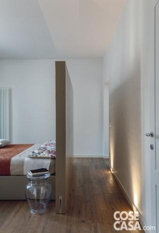 camera matrimoniale, letto centrale, testiera-quinta, radiatore, porta, pavimento in plance rovere, luci segnapasso, porta, comodino trasparente camera matrimoniale, letto centrale, testiera-quinta, radiatore, porta, pavimento in plance rovere, luci segnapasso, porta, comodino trasparente