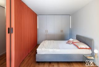 particolare della camera da letto con pannello in tessuto plissettato particolare della camera da letto con pannello in tessuto plissettato
