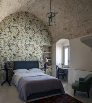 CO.DE Ready Roll di Jannelli&Volpi completa l’offerta della linea CO.DE Contemporary Design by Jannelli, unendo la qualità tecnico-estetica del catalogo dell’azienda (per la prima volta presente a Cersaie 2021) al concept del classico rollo di carta da parati. Una soluzione su due possibili supporti – Basic, tessuto non tessuto al tatto e alla vista consistente come la carta pregiata, Essential, vinilico su base tessuto non tessuto dall’elevata stabilità dimensionale e dalla particolare resistenza –, che offre la flessibilità della fornitura e soprattutto la praticità e la semplicità della posa in opera. Entrambi i prodotti (nel formato L 100 cm x H 7 m) possono inoltre essere trattati con la speciale finitura CO.DE Layer, che ne garantisce l’impermeabilizzazione, per un utilizzo anche in ambienti umidi come bagni e cucine. Fabula, la prima collezione CO.DE Ready Roll, è ispirata alla natura e ai paesaggi ed è declinata in 14 diversi disegni (in foto Bosco Incantato) per un totale di 56 varianti di colore, a partire da illustrazioni realizzate a mano con diverse tecniche (acrilico, matite, inchiostri, pennarelli, collage, penne a sfera). www.jannellievolpi.it