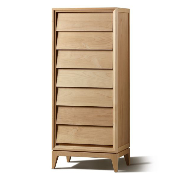 la cassettiera a sette cassetti con frontali spioventi, tipica lavorazione del Novecento, è il modello New York di Morelato (www.morelato.it). È in legno di ciliegio con gambe a spillo. Misura L 55 x P 38 x H 131 cm e costa 3.196 euro. la cassettiera a sette cassetti con frontali spioventi, tipica lavorazione del Novecento, è il modello New York di Morelato (www.morelato.it). È in legno di ciliegio con gambe a spillo. Misura L 55 x P 38 x H 131 cm e costa 3.196 euro.